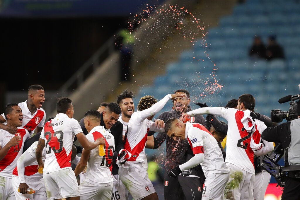 Los jugadores de Perú celebran la victoria 3-0 ante Chile en la semifinal de la Copa América en Porto Alegre, Brasil, el miércoles 3 de julio de 2019. Foto: Andre Penner / AP.