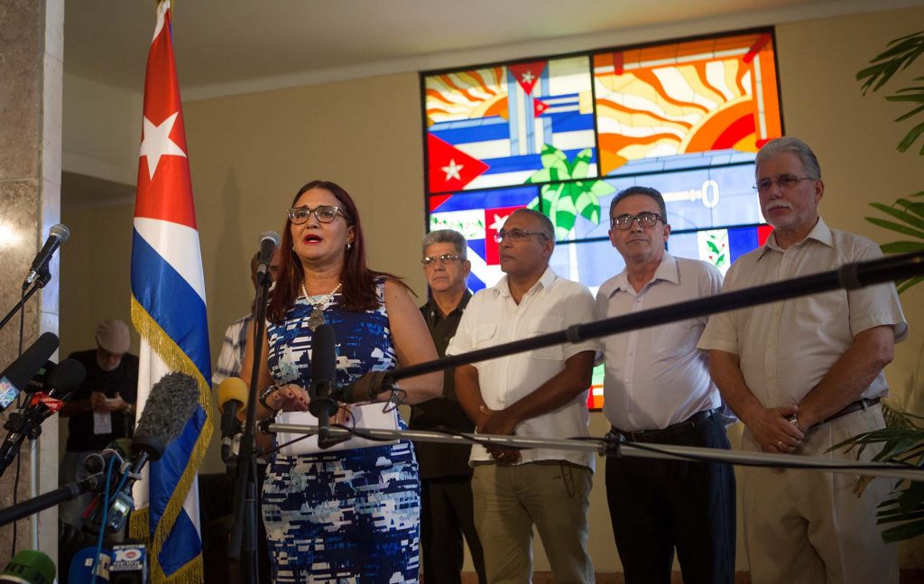 La subdirectora para Estados Unidos del Ministerio de Exteriores cubano (MINREX), Johana Tablada (i), habla ante la prensa sobre el estudio publicado por la Universidad de Pensilvania el martes 23 de julio de 2019, en La Habana. Foto: Yander Zamora / EFE.