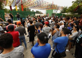 Migrantes cubanos en México que esperan para poder solicitar asilo en los Estados Unidos. Foto: Carolyn Cole / Los Angeles Times.