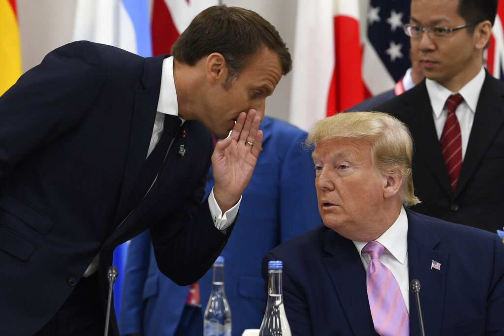 El presidente francés Emmanuel Macron, izquierda, le susurra a su par de EE.UU., Donald Trump, antes del inicio del evento de la cumbre G-20 sobre economía digital en Osaka, Japón, el viernes 28 de junio de 2019. Foto: Susan Walsh / AP / Archivo.