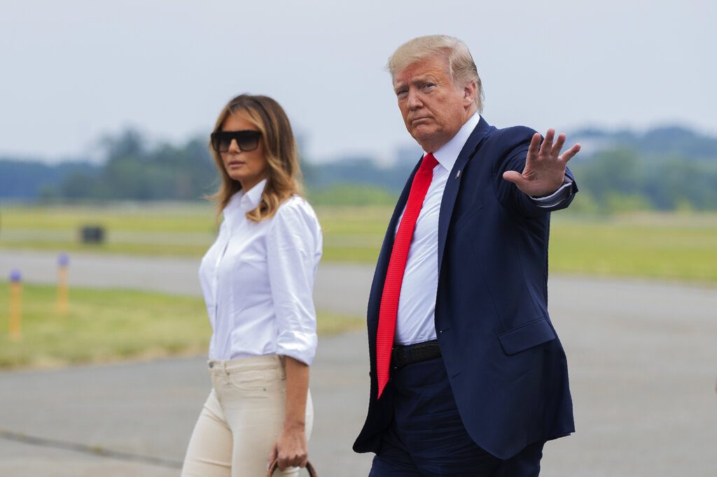 El presidente Donald Trump y la primera dama Melania Trump caminan en el Aeropuerto Municipal de Morristown, Nueva Jersey, el viernes 5 de julio de 2019. Foto: Manuel Balce Ceneta / AP.