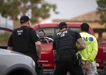 Agentes de la policía del servicio de inmigración (ICE) detienen a un individuo en Escondido, California, el 8 de julio del 2019. Foto: Gregory Bull / AP.