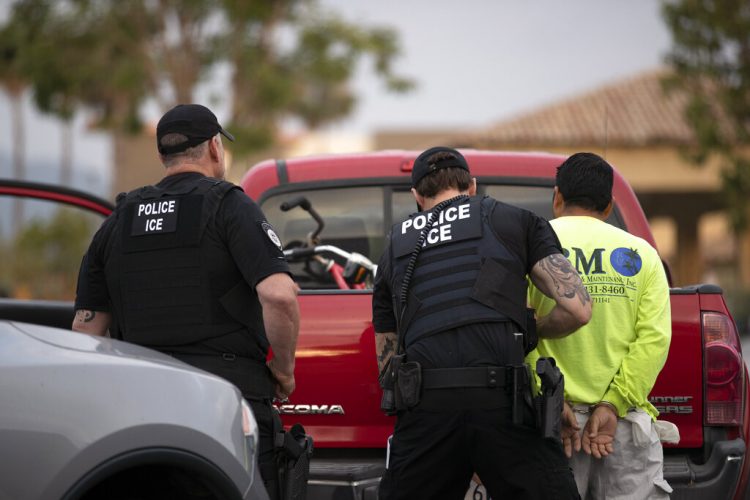 Agentes de la policía del servicio de inmigración (ICE) detienen a un individuo en Escondido, California, el 8 de julio del 2019. Foto: Gregory Bull / AP.
