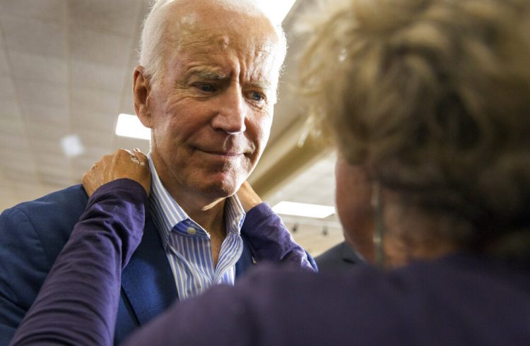 El exvicepresidente y aspirante a la candidatura demócrata para el 2020, Joe Biden, recibe un abrazo de un miembro de la audiencia durante un evento de campaña el 3 de julio de 2019 en Waterloo, Iowa. Foto: Kelly Wenzel/The Courier vía AP.