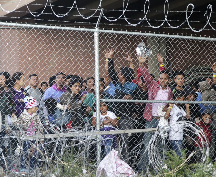 Migrantes centroamericanos en una zona cercada en El Paso, Texas. Foto: Cedar Attanasio/AP/Archivo.