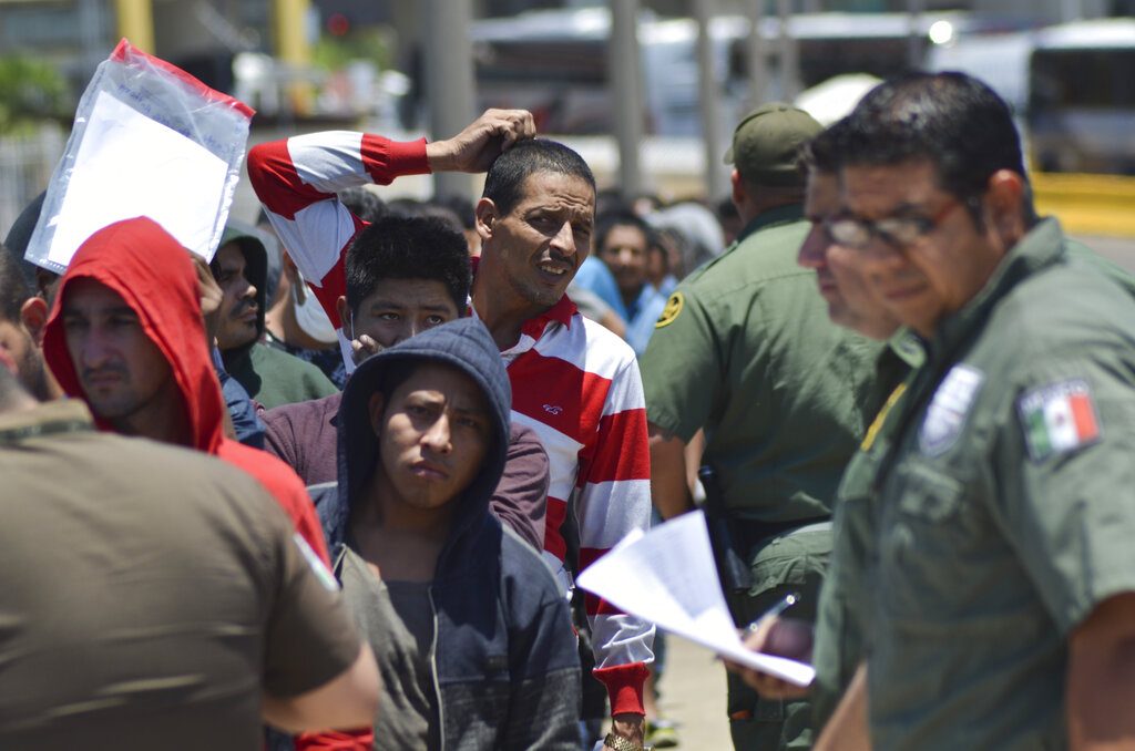 Agentes mexicanos verifican una lista de migrantes devueltos por la Patrulla Fronteriza a México en Nuevo Laredo, estado de Tamaulipas. Foto: Salvador González / AP / Archivo.
