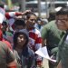 Agentes mexicanos verifican una lista de migrantes devueltos por la Patrulla Fronteriza a México en Nuevo Laredo, estado de Tamaulipas. Foto: Salvador González / AP / Archivo.