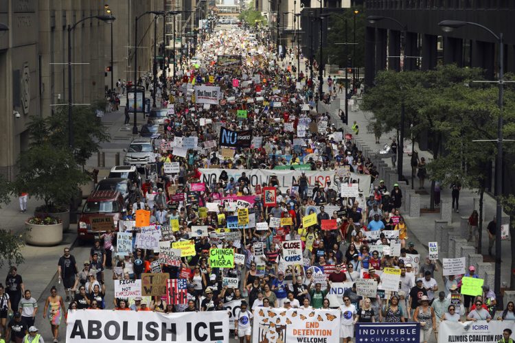 Miles de personas, incluidos inmigrantes y activistas, protestan contra las políticas migratorias del presidente Donald Trump, en Chicago, el sábado 13 de julio de 2019. (Abel Uribe/Chicago Tribune via AP)