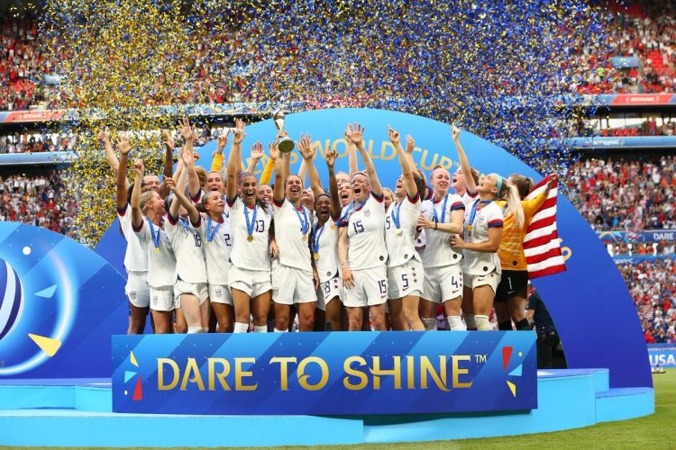 Las jugadoras de EE.UU. celebran su cuarto título mundial de fútbol, segundo de manera consecutiva, al derrotar a Holanda 2-0 en la final del Mundial de Francia, el domingo 7 de julio de 2019. Foto: @craiztanen / Twitter.