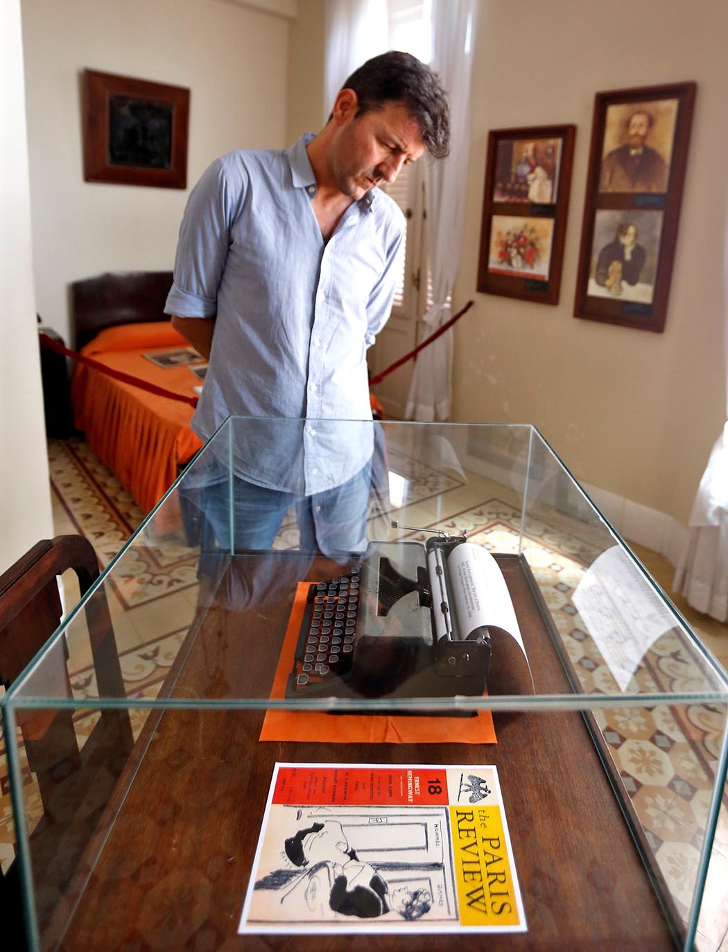 El periodista español Pablo López observa una máquina de escribir en la que fuera la habitación preferida de Ernest Hemingway en el Hotel Ambos Mundos, el 22 de junio de 2019, en La Habana. Foto:  Ernesto Mastrascusa / EFE.