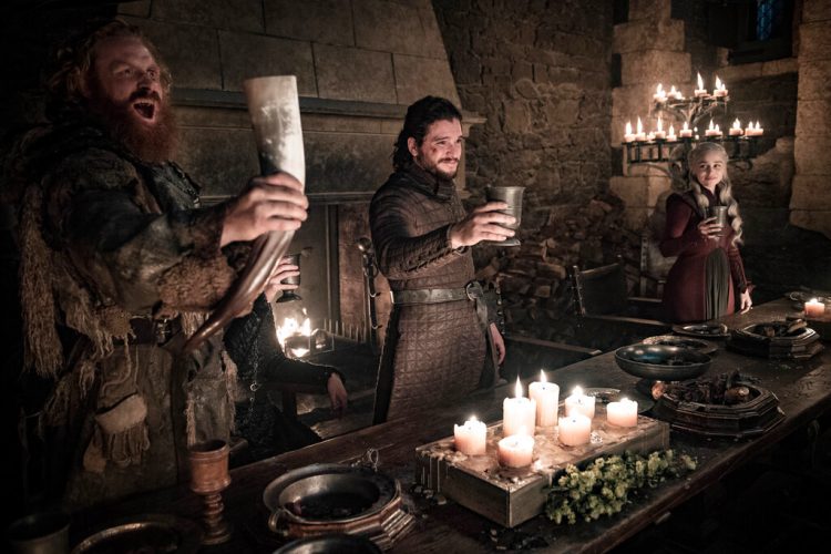 En esta imagen difundida por HBO, Kristofer Hivju, Kit Harington y Emilia Clarke, de izquierda a derecha, en una escena de "Game of Thrones". Foto: Helen Sloan/HBO vía AP.