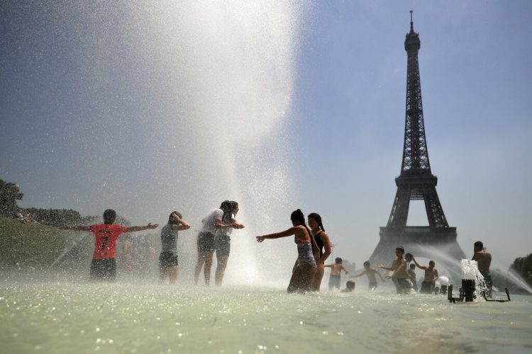 Niños se refrescan en la fuente del Trocadero, París, el miércoles 26 de junio de 2019. Foto: Francisco Seco / AP.