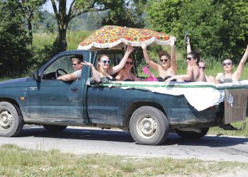 Seis mujeres se refrescan en una camioneta pickup llena de agua en Unlingen, en el sur de Alemania, el domingo 30 de junio de 2019. Foto: Thomas Warnack/dpa vía AP.