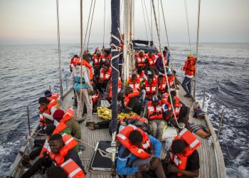 Unos migrantes descansan en un barco del grupo humanitario italiano Mediterranea Saving Humans frente a la costa de la isla más al sur de Italia de Lampedusa, el jueves 4 de julio de 2019. Foto: Olmo Calvo / AP.