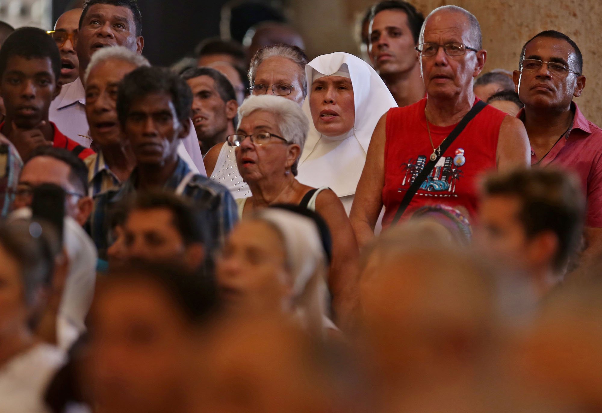 Fieles asisten a las exequias del Cardenal Jaime Ortega en la Catedral de La Habana, el domingo 28 de julio de 2019. Foto: Fernando Medina / POOL / EFE.