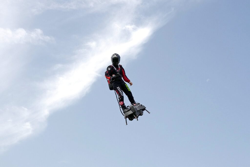 Franky Zapata, "Le Rocketman", un inventor de 40 años, realiza un vuelo de entrenamiento sobre el aeropuerto de Saint Inglevert, cerca de Calais, Francia, miércoles 24 de julio de 2019. Foto: Michel Spingler / AP.