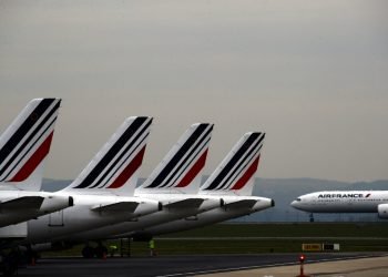 Fotografía de archivo del 17 de mayo de 2019 de aviones de Air France en la pista del aeropuerto París Charles de Gaulle en Roissy, cerca de París. Foto: Christophe Ena / AP / Archivo.