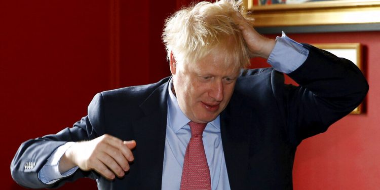 El candidato a líder del Partido Conservador británico Boris Johnson gesticula en el Wetherspoons Metropolitan Bar, Londres, 10 de julio de 2019. (Henry Nicholls/Pool Photo via AP)