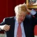 El candidato a líder del Partido Conservador británico Boris Johnson gesticula en el Wetherspoons Metropolitan Bar, Londres, 10 de julio de 2019. (Henry Nicholls/Pool Photo via AP)