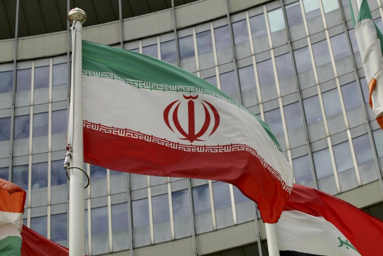 La bandera iraní ondea ante un edificio estadounidense que acoge la oficina del Organismo Internacional de la Energía Nuclear, OIEA, en Viena, Austria, el miércoles 10 de julio de 2019. Foto: Ronald Zak / AP / Archivo.