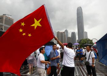 Un simpatizante de China ondea una bandera nacional china durante una contramanifestación en apoyo de la policía en Hong Kong el sábado 20 de julio de 2019. Foto: Vincent Yu/ AP.