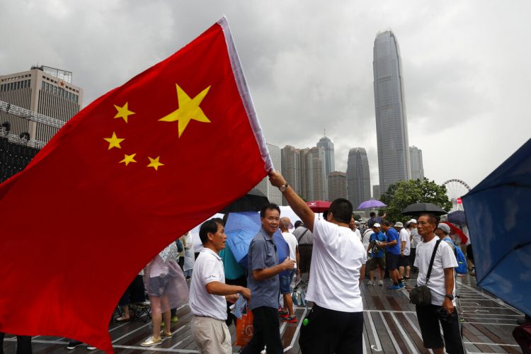Un simpatizante de China ondea una bandera nacional china durante una contramanifestación en apoyo de la policía en Hong Kong el sábado 20 de julio de 2019. Foto: Vincent Yu/ AP.
