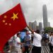 Un simpatizante de China ondea una bandera nacional china durante una contramanifestación en apoyo de la policía en Hong Kong el sábado 20 de julio de 2019. Foto: Vincent Yu/ AP.