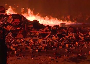 Incendio en una enorme bodega de Jim Beam. Foto: CNN.