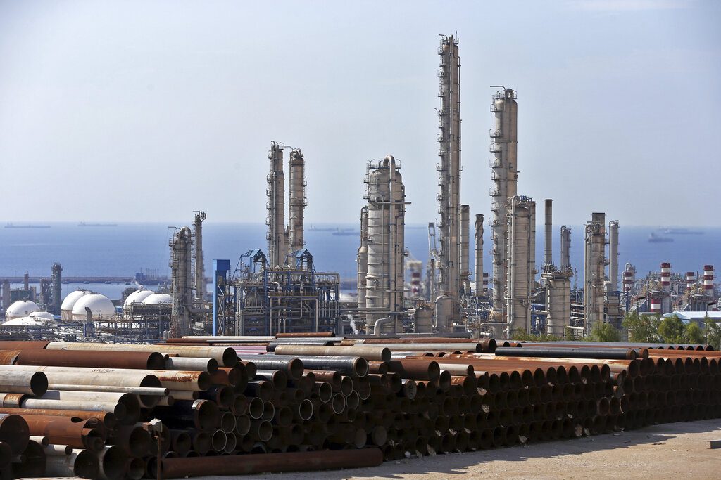 En esta imagen del 19 de noviembre de 2015 se muestra una vista general de un complejo petroquímico en el yacimiento de gas South Pars en Asaluyeh, Irán, en la costa norte del Golfo Pérsico. Foto: Ebrahim Noroozi / AP / Archivo.