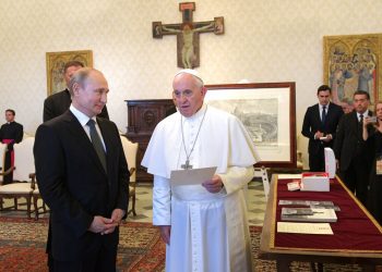 El Papa Francisco (c) y el presidente ruso Vladimir Putin (i) en audiencia privada en el Vaticano, el jueves 4 de julio de 2019. Foto: Alexei Druzhinin / Sputnik / Kremlin Pool vía AP.