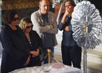 Maria do Ceu Harris, a la izquierda, la viuda de Joao Gilberto, observa el cuerpo del ícono cultural brasileño durante su funeral en el Teatro Municipal en Rio de Janeiro, el lunes 8 de julio del 2019. Foto: Leo Correa / AP.