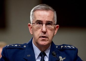 El general y comandante estratégico de Estados Unidos John Hyten declara ante el comité de Servicios Armados del Senado en el Capitolio, Washington, el 11 de abril de 2019. Foto: Andrew Harnik / AP.