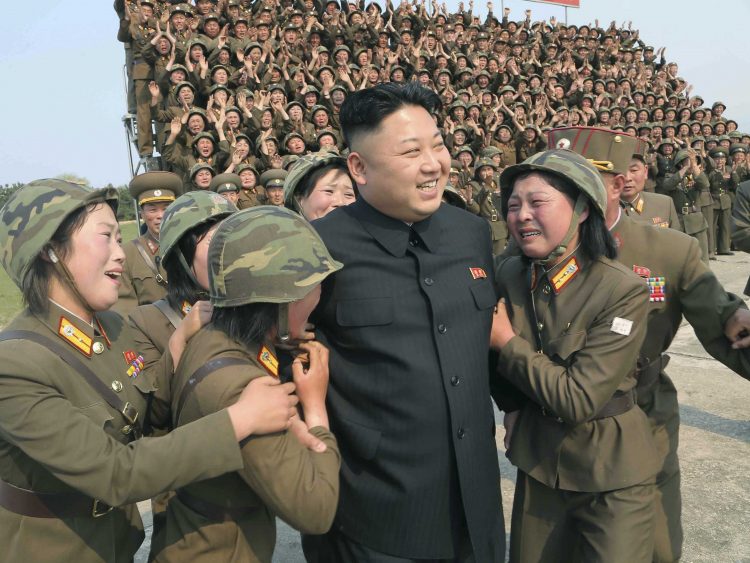 Kim Jong-un visita una unidad militar de mujeres en Piongyang. Foto: Reuters.