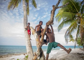 Niños en la isla de Abaiang en Kiribati. Foto: Sarah Fretwell / Fundación Tara Expéditions.