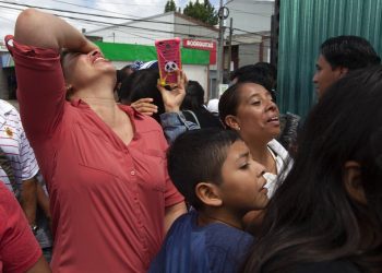 Miembros de una familia esperan afuera de una Base de la Fuerza Aérea en la Ciudad de Guatemala ante la llegada de parientes deportados de Estados Unidos. Casi 200 migrantes guatemaltecos fueron deportados el martes, el día que el gobierno del presidente Donald Trump tenía previsto poner en marcha un cambio drástico para poner fin a las protecciones de asilo para la mayoría de migrantes que viajen por otro país para llegar a Estados Unidos. (AP Foto/Moises Castillo)