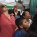 Miembros de una familia esperan afuera de una Base de la Fuerza Aérea en la Ciudad de Guatemala ante la llegada de parientes deportados de Estados Unidos. Casi 200 migrantes guatemaltecos fueron deportados el martes, el día que el gobierno del presidente Donald Trump tenía previsto poner en marcha un cambio drástico para poner fin a las protecciones de asilo para la mayoría de migrantes que viajen por otro país para llegar a Estados Unidos. (AP Foto/Moises Castillo)
