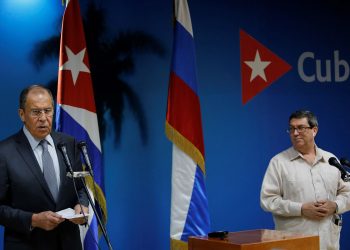 El ministro de Relaciones Exteriores de Rusia, Serguei Victorovich Lavrov (i), junto a su homólogo cubano, Bruno Rodríguez Parrilla (d), este miércoles en la sede de la cancillería cubana en La Habana. Foto: Yander Zamora / EFE.