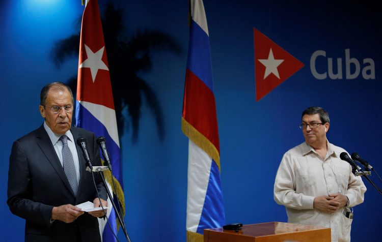 El ministro de Relaciones Exteriores de Rusia, Serguei Victorovich Lavrov (i), junto a su homólogo cubano, Bruno Rodríguez Parrilla (d), este miércoles en la sede de la cancillería cubana en La Habana. Foto: Yander Zamora / EFE.