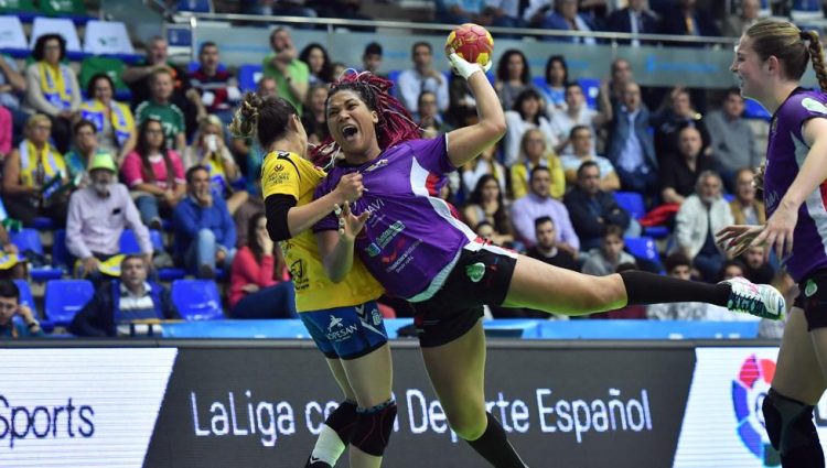 Lorena Téllez, de 22 años, es una de las grandes figuras del plantel femenino cubano de balonmano en la actualidad. Foto: RFEBM