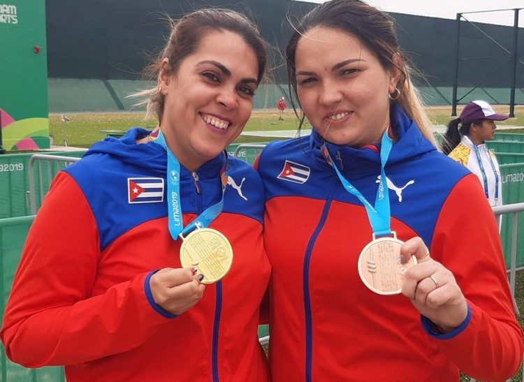 Laina Pérez, ganadora de la medalla de oro en la prueba de pistola de aire a 10 metros y Sheyla González, medallista de bronce. Foto: István Ojeda/Juventud Rebelde.