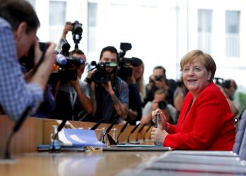 La canciller alemana Angela Merkel, derecha, sonríe al iniciar su conferencia de prensa anual de verano en Berlín, viernes 19 de julio de 2019. Foto: Michael Sohn / AP.
