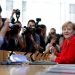 La canciller alemana Angela Merkel, derecha, sonríe al iniciar su conferencia de prensa anual de verano en Berlín, viernes 19 de julio de 2019. Foto: Michael Sohn / AP.