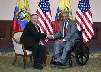 El secretario de Estado estadounidense Mike Pompeo y el  presidente ecuatoriano Lenin Moreno posan para la foto en Guayaquil, Ecuador. Foto: Soledad Núñez/AP.