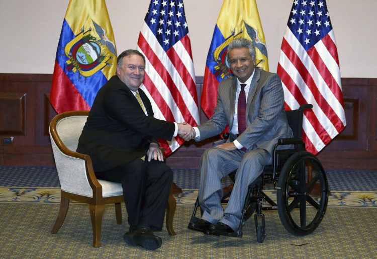 El secretario de Estado estadounidense Mike Pompeo y el  presidente ecuatoriano Lenin Moreno posan para la foto en Guayaquil, Ecuador. Foto: Soledad Núñez/AP.