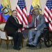 El secretario de Estado estadounidense Mike Pompeo y el  presidente ecuatoriano Lenin Moreno posan para la foto en Guayaquil, Ecuador. Foto: Soledad Núñez/AP.