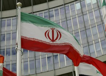 La bandera de Irán ondea en el exterior del editifio de Naciones Unidos donde está la sede del Organismo Internacional de Energía Atómica, en Viena, Austria. Foto: Ronald Zak / AP / Archivo.