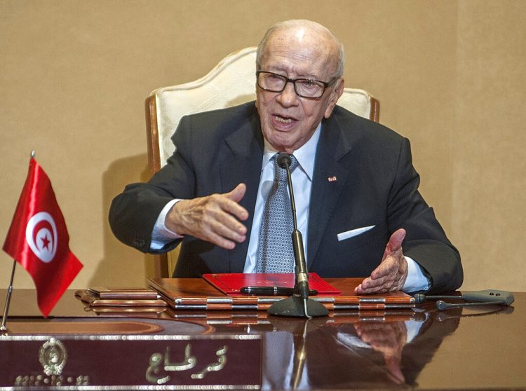 En esta imagen de archivo, tomada el 25 de octubre de 2018, el presidente de Túnez, Beji Caid Essebsi, durante una conferencia de prensa en la capital, Túnez. Essebsi, el primer presidente elegido de forma democrática en el país, murió el 25 de julio de 2019 a los 92 años. (AP Foto/Hassene Dridi, archivo)