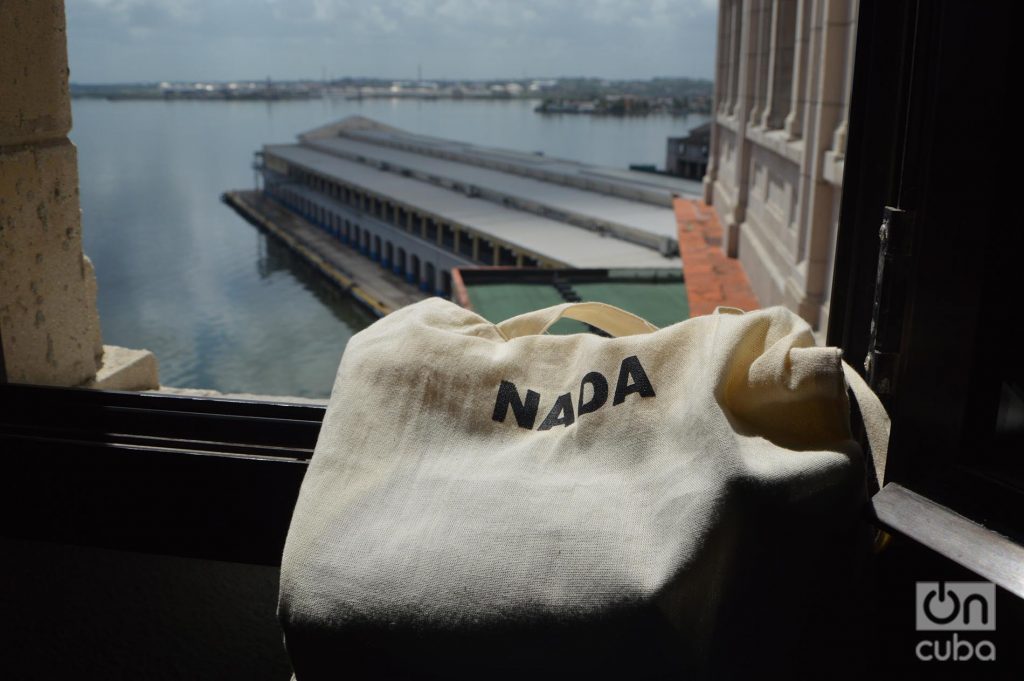 Vista de la terminal de cruceros de La Habana desde una ventana. Foto: Ángel Marqués Dolz.