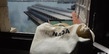 Vista de la terminal de cruceros de La Habana desde una ventana. Foto: Ángel Marqués Dolz.