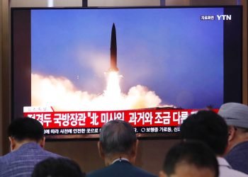 Personas ven una televisión en la que se transmite una imagen de archivo del lanzamiento de un misil norcoreano durante un programa noticioso en la estación ferroviaria de Seul, el miércoles 31 de julio de 2019, en Seúl, Corea del Sur. Foto: Ahn Young-joon / AP.